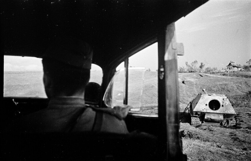 62. Подбитая немецкая САУ "Фердинанд" из советского штабного автомобиля. Курская Дуга, 1943-й год