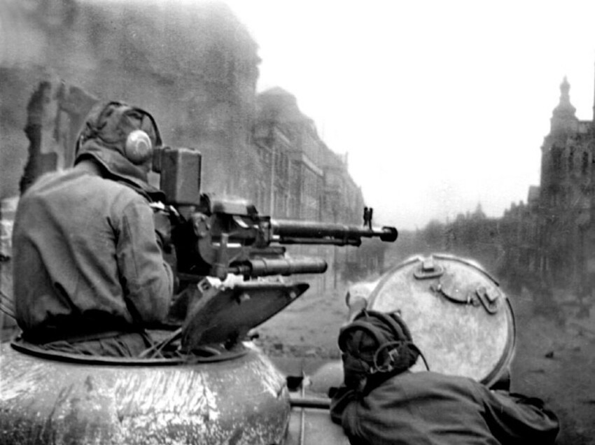 42. Экипаж танка ИС-2 из состава 62ГвТТП ведёт огонь с безопасного расстояния по выявленным расчётам с фаустпатронами. Данциг, 1945-й год