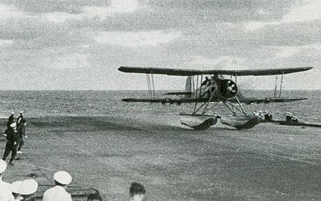 44. Первая и единственная успешная посадка амфибийного гидроплана на палубу авианосца. 1940-й год
