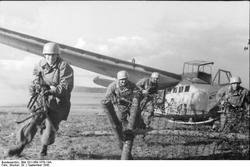 46. Немецкие парашютисты десантируются с планера DFS-230