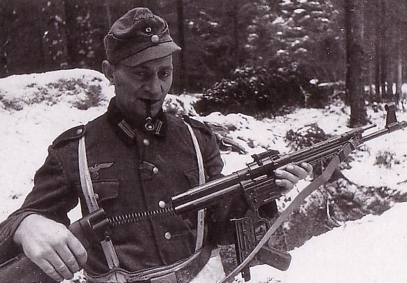 48. "Немножко сломал". Немецкий солдат демонстрирует штурмовую винтовку STG44 в частично разобранном виде
