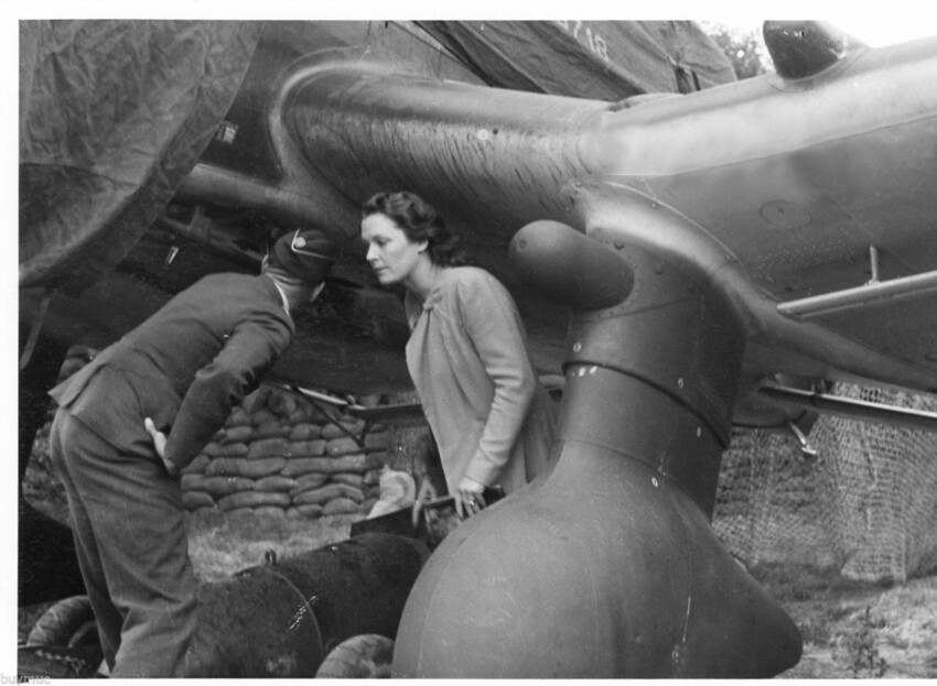 57. Ольга Чехова, русская актриса, эмигрировавшая в Германию в 1920-м году, помогает загружать авиационную бомбу на пикирующий бомбардировщик Ju-87