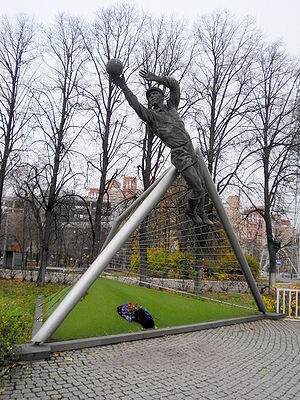 На Аллее спортивной славы в Лужниках установлен памятник величайшему футболисту нашего времени - Льву Яшину.