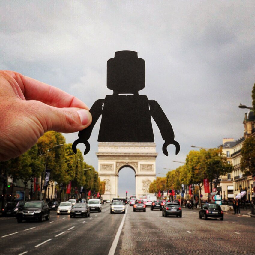 Лего-человечек в Париже
