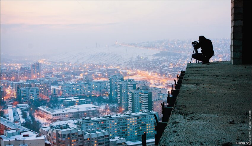 В дали на горе Часовня, тоже символ Красноярска