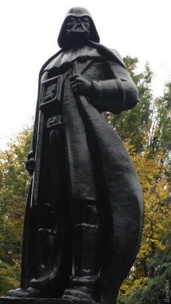 Трансформация Ленина: в Одессе появился первый в мире памятник Дарту Вейдеру