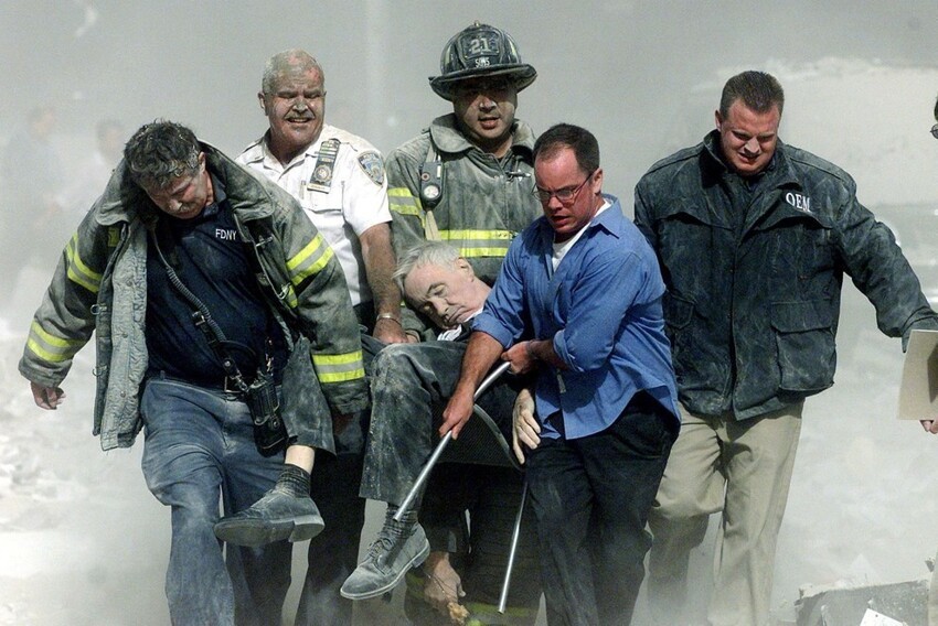 11 сентября 2001 – Спасатели несут тело святого отца Майкла Джаджа