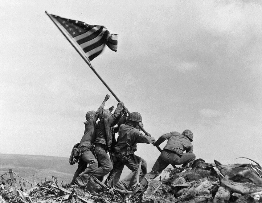 23 февраля, 1945 – Водружение американского флага над Иводзимой