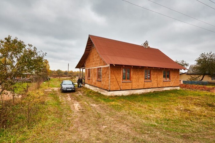 Житель Белоруссии строит соломенный дом