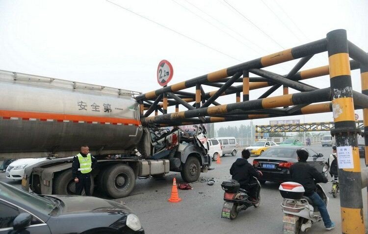 Китайский водитель бензовоза неправильно рассчитал высоту транспортного средства
