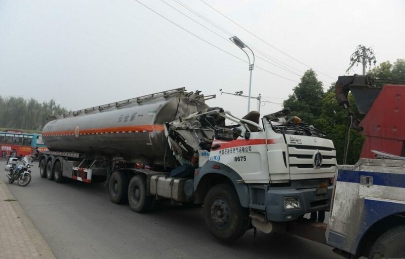 Китайский водитель бензовоза неправильно рассчитал высоту транспортного средства