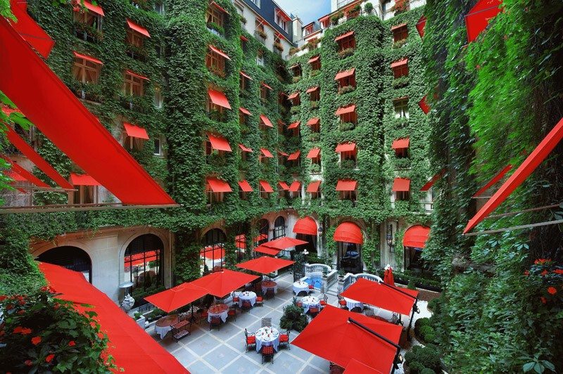 Внутренний дворик-ресторан отеля Plaza Athénée
