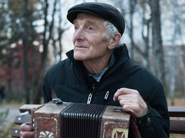 Дедушка играет на улицах Новосибирска, чтобы собрать деньги на лечение собаки