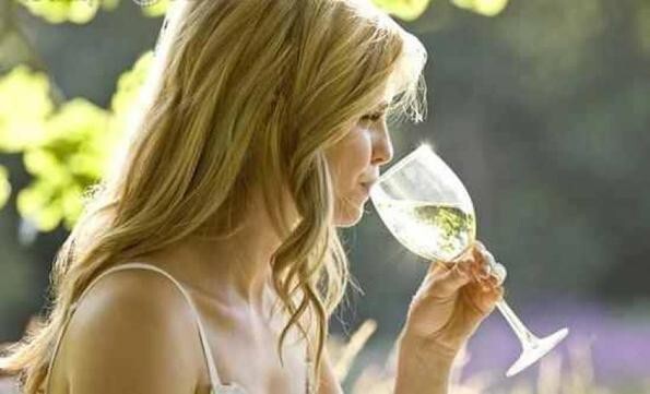 Белое вино - сдержанные, знающие себе цену, холодные и расчетливые светские львицы. 