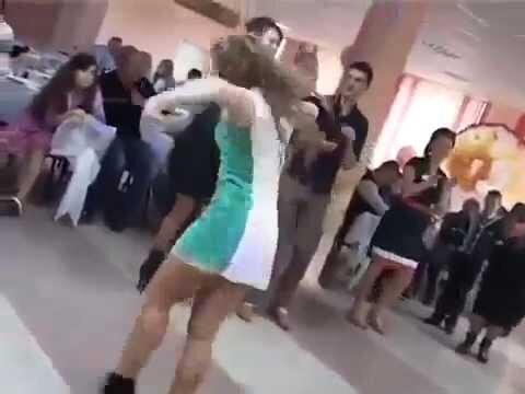 Русская девушка показала всем, как надо танцевать! 