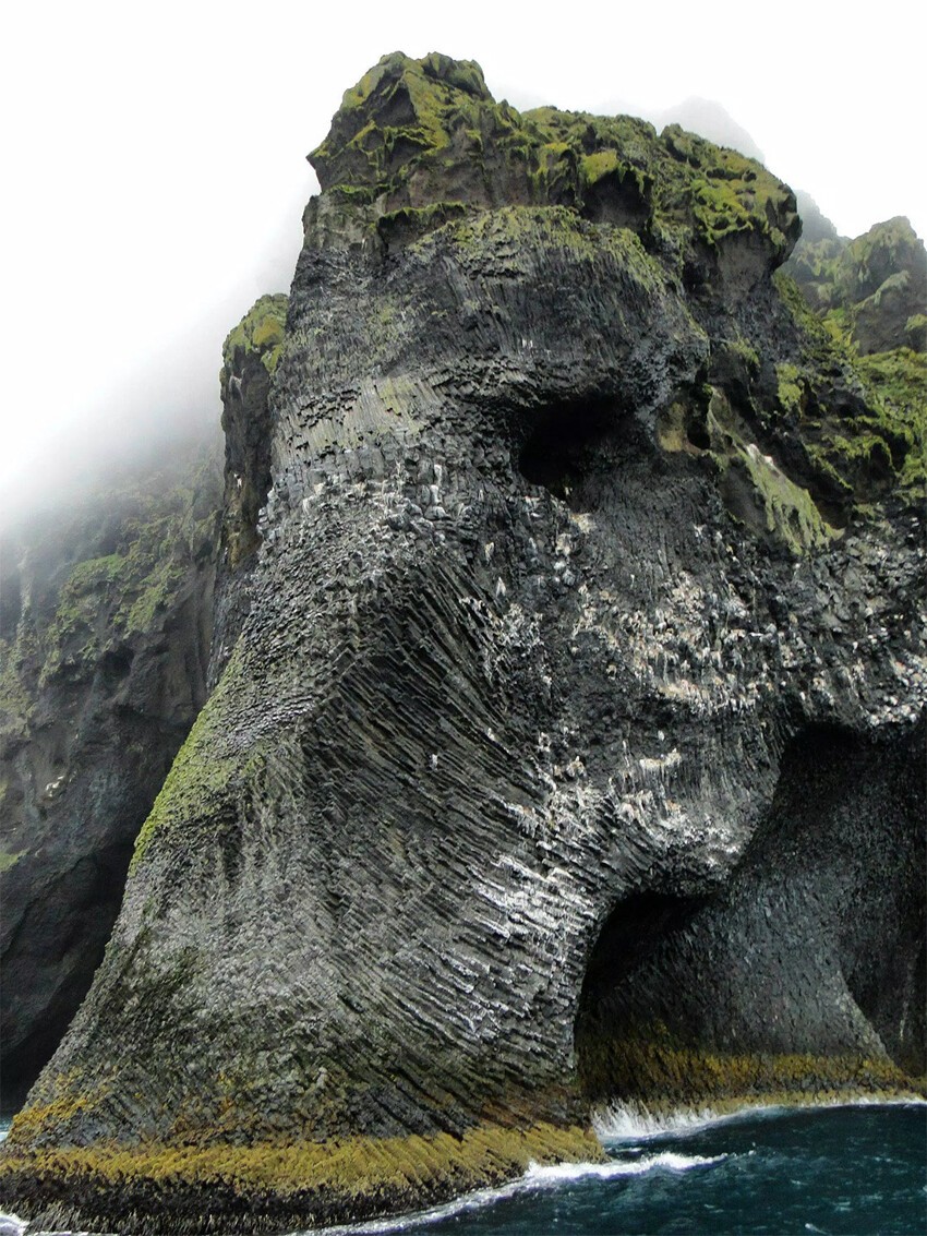 Эта гигантская скала в Исландии похожа на слона