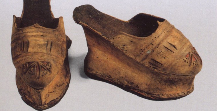 Обувь дам в Средневековой Европе...