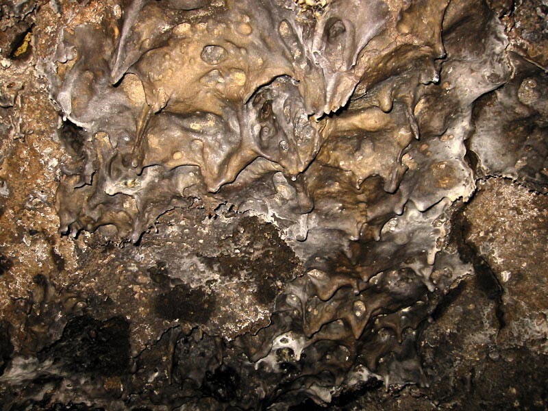 7. Сосульки застывшей лавы в пещере Мушпот в Калифорнии, США. (Walter Siegmund)