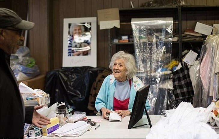 Эта 100-летняя женщина по-прежнему работает в прачечной 11 часов в день 