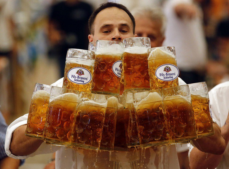 7. Наибольшее количество кружек с пивом в руках человека