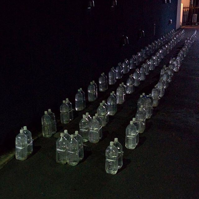 А это просто бутылки с водой, которые просто стоят в переулке под линеечку..
