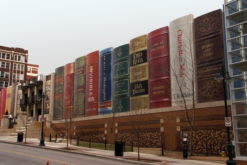 Стены зданий в виде книг