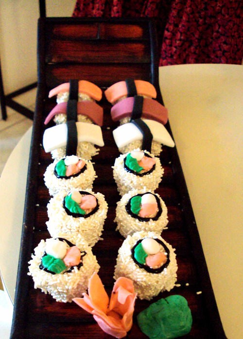 7. Ваш торт готов к новым свершениям. Недавно в интернете он прочёл, что существуют суши.