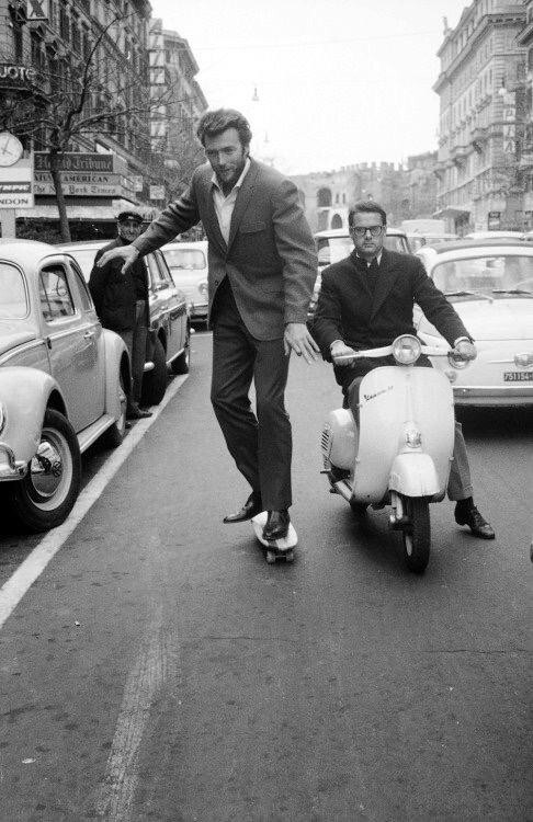 Клинт Иствуд на скейтборде в Риме, 1964