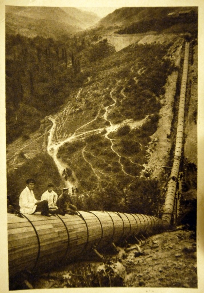 Гянджа. Зурнабадская гидроэлектростанция. Деревянный (!) трубопровод, проложенный в горах. 1931