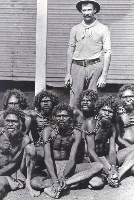 Австралиец с пойманными аборигенами, 1910