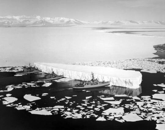Три американских ледокола толкают айсберг, чтобы расчистить путь к антарктической станции McMurdo, 1965