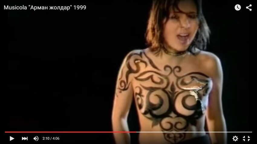 Поёт какая-то красивая девушка-казашка