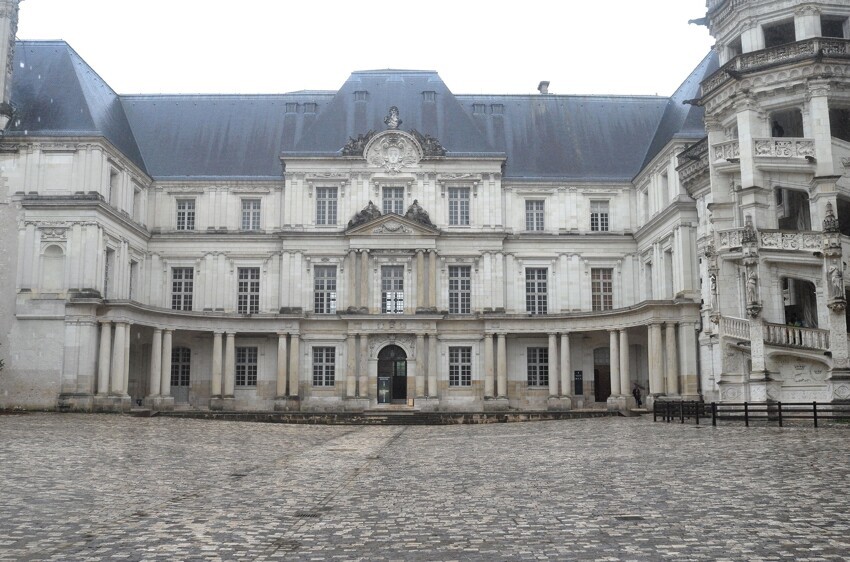 Королевский замок Блуа (фр. château de Blois) во французском департаменте Луар и Шер — самый крупный по размерам из замков Луары, любимая резиденция французских королей Людовика XII и Франциска I.