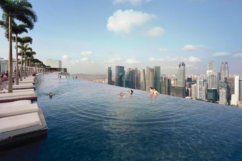 12. "Бесконечный бассейн" в отеле Marina Bay Sands
