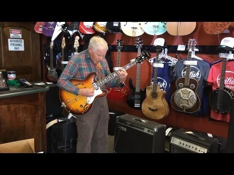 81-летний дедушка проверяет гитару перед покупкой  