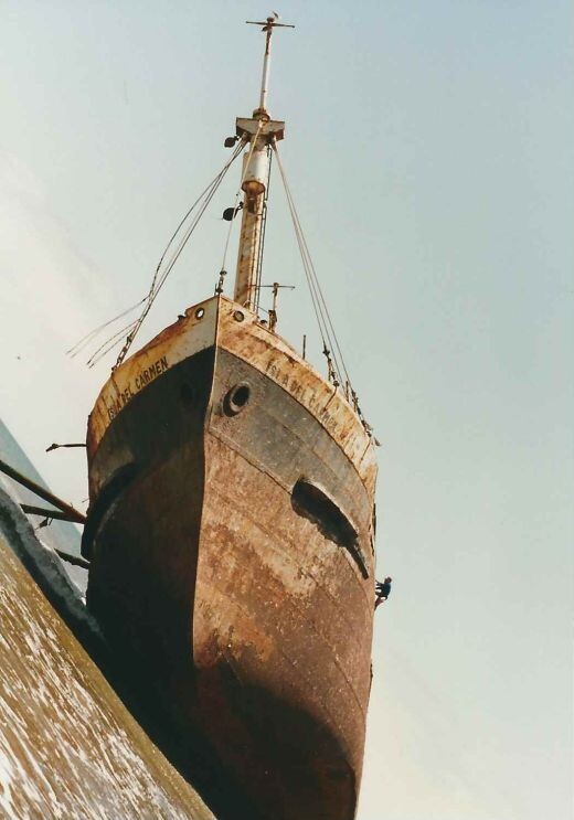 Старый корабль на побережье 