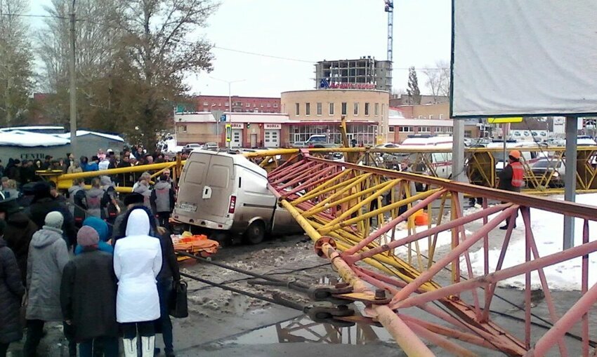 В Омске на проезжую часть рухнул башенный кран