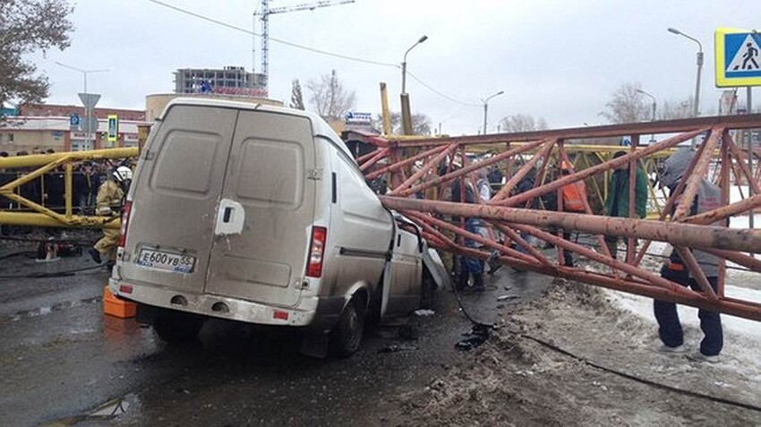 В Омске на проезжую часть рухнул башенный кран
