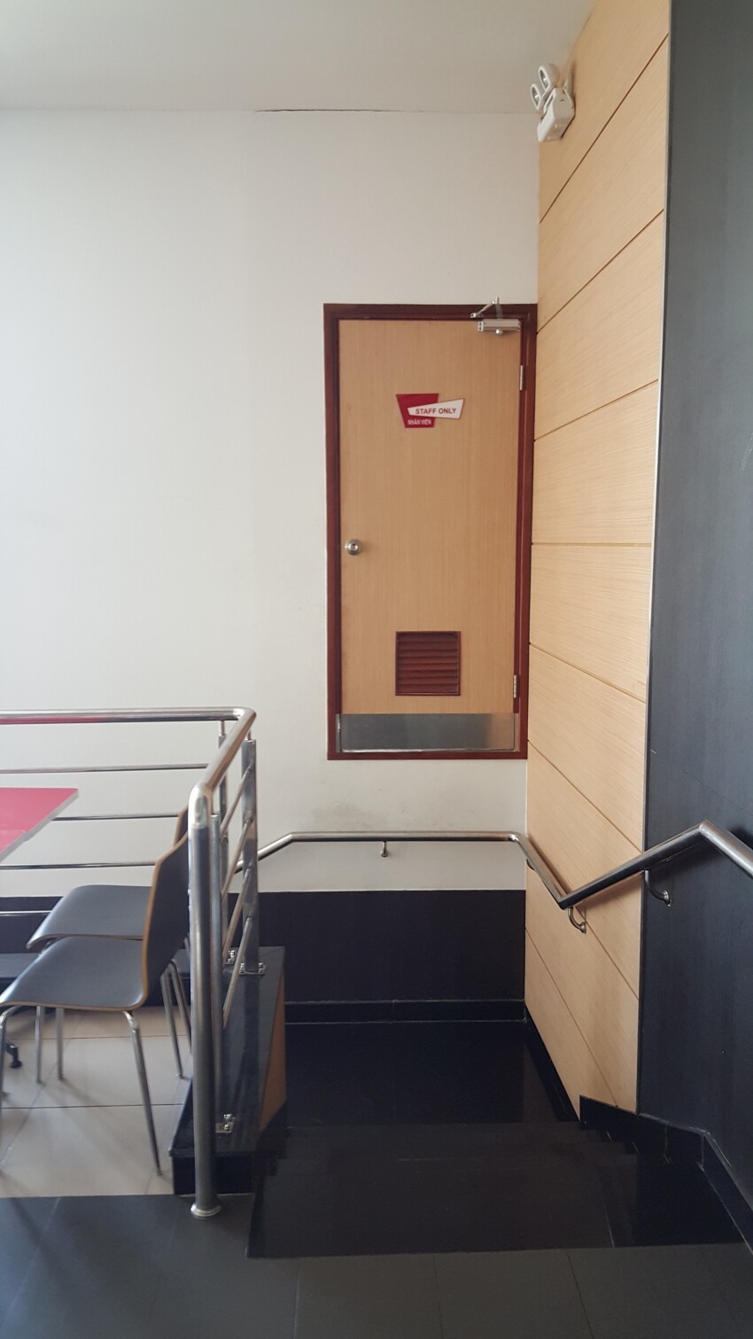 Такая вот дверь для персонала в фастфуде KFC. Хорошо, что повесили табличку только для персонала, а то обязательно бы слазал туда.