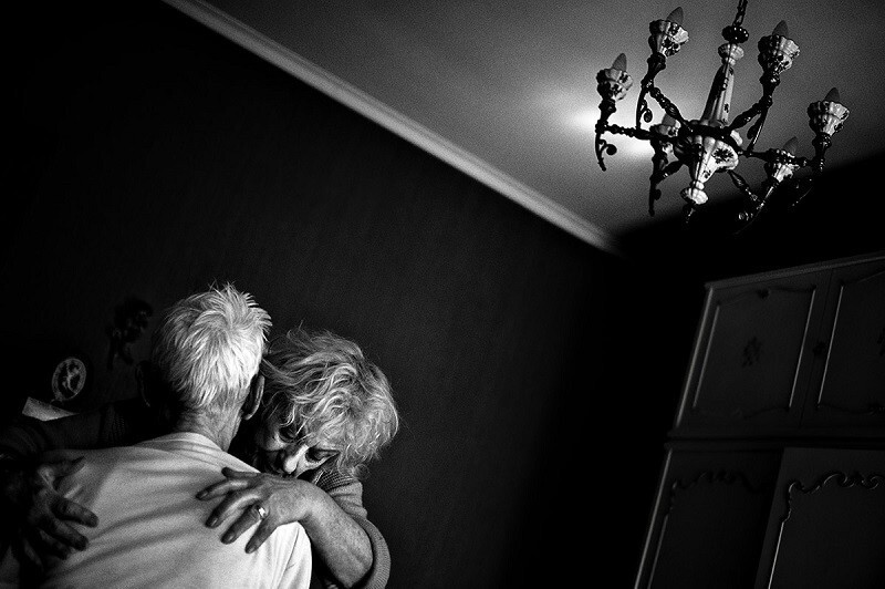 Эта семья вела неравный бой с болезнью Альцгеймера. И всё это вылилось в мощный фотопроект!