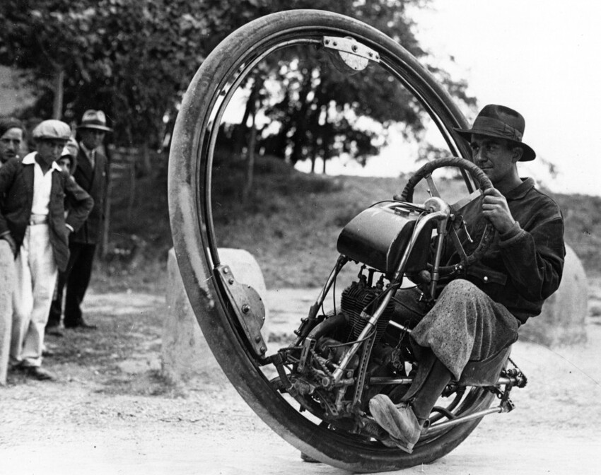 Необычный мотоцикл - колесо (1931). 