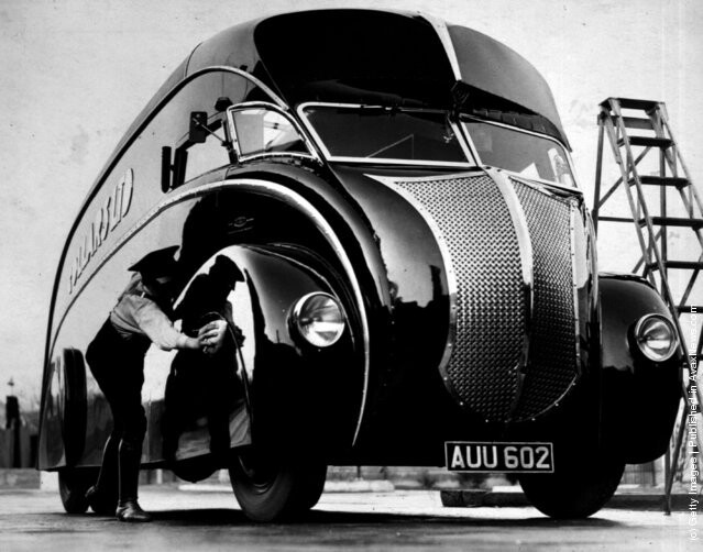 Водитель полирует грузовик. Англия (1933).