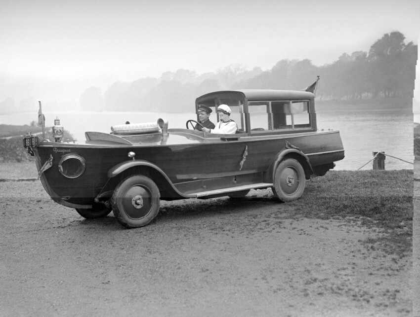 Катер - автомобиль у реки (1926).