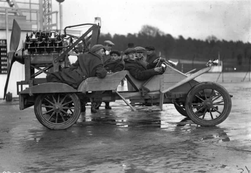 Автомобиль на гоночной трассе (1911).