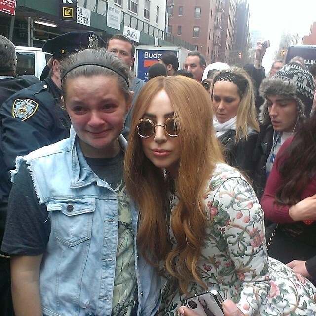 Леди Гага и девушка, которая не верит своему счастью