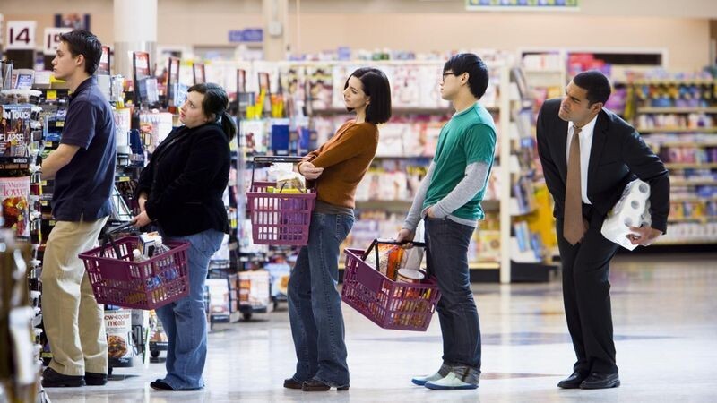 Медлительные люди на кассах в супермаркете
