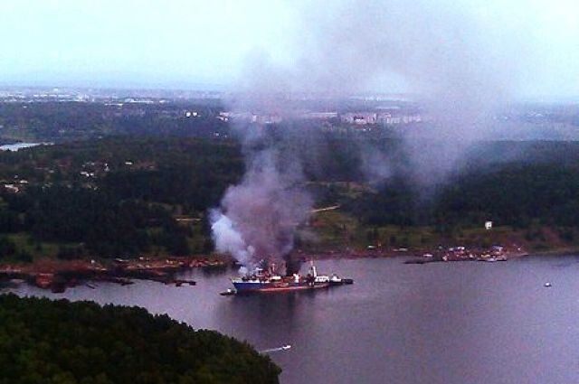 Российский траулер "Адмирал Шабалин" на Канарах едва полностью не сгорел 