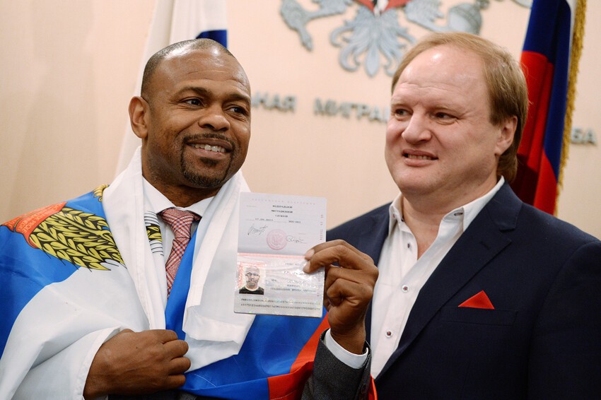 Легендарный боксер Рой Джонс наконец-то получил российский паспорт!