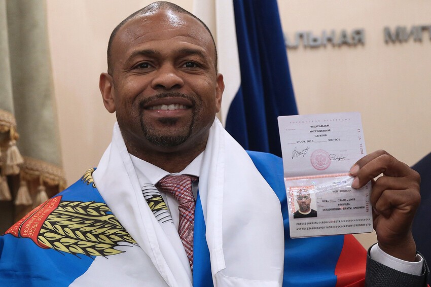 Легендарный боксер Рой Джонс наконец-то получил российский паспорт!
