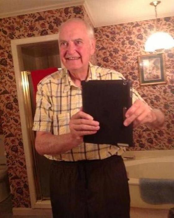 10. Подарили отцу на 70-летие планшет, и он сразу решил сделать селфи